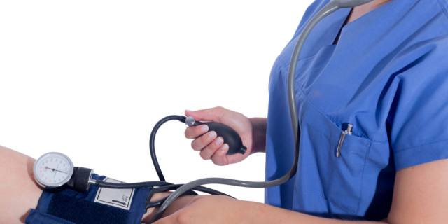 Pressione alta dopo il parto: cosa fare se non scende?