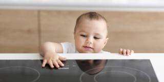 Molti incidenti con i bambini si verificano in cucina vicino al fornelli