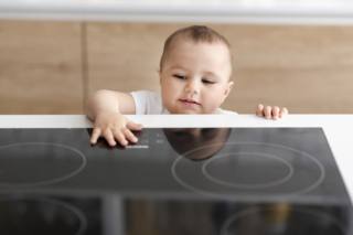 Molti incidenti con i bambini si verificano in cucina vicino al fornelli