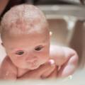 i trucchi per lavare il neonato nei primi giorni di vita