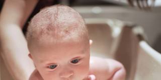 i trucchi per lavare il neonato nei primi giorni di vita