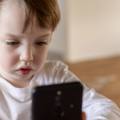 Troppo spesso oggi il bambino inizia a usare il telefonino quando è troppo piccolo