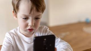 Troppo spesso oggi il bambino inizia a usare il telefonino quando è troppo piccolo