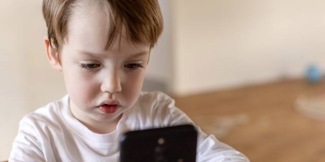 Cosa succede se un bambino guarda troppo il telefono?