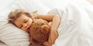 Oltre a disturbare il sonno, le apnee notturne nei bambini possono causare seri problemi