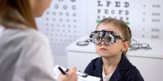 L'astigmatismo è un difetto congenito della cornea. Di norma viene scoperto durante i controlli della vista di routine o se il bambino lamenta di non vederci bene