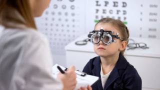 L'astigmatismo è un difetto congenito della cornea. Di norma viene scoperto durante i controlli della vista di routine o se il bambino lamenta di non vederci bene