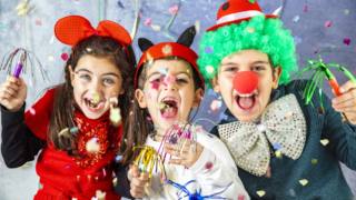 Cartoncino, forbici, colla, fili colorati e un pizzico di fantasia. Ecco come è possibile realizzare con i bambini bellissime maschere di Carnevale fatte in casa