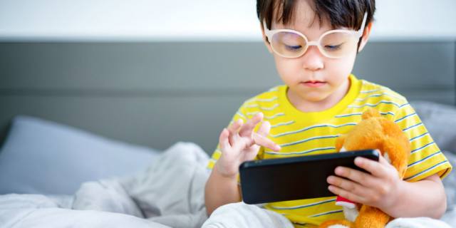 Bambini sempre più iperconnessi: quali sono i rischi?