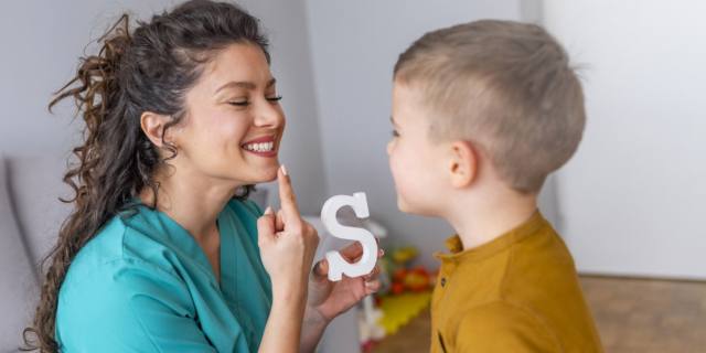 Cosa si nasconde dietro la balbuzie del bambino?