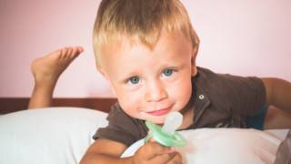 Entro i tre anni di età il ciuccio va tolto al bambino per evitare problemi a denti e palato