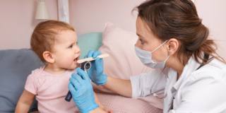 Prima di iniziare una cura, è essenziale sapere se il bambino ha un mal di gola virale o batterico. Così si affronta nel modo giusto il mal di gola nei bambini