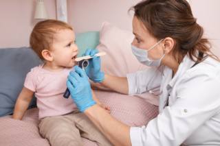 Prima di iniziare una cura, è essenziale sapere se il bambino ha un mal di gola virale o batterico. Così si affronta nel modo giusto il mal di gola nei bambini