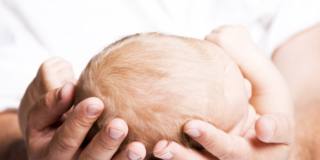 Nei primi mesi di vita i neonati vengono spesso colpiti da crosta lattea, un fenomeno naturale, di cui è però possibile alleviare il disagio