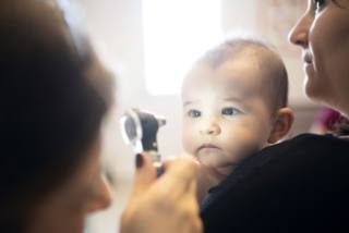 Il test del riflesso rosso del neonato viene eseguito pochi giorni dopo la nascita direttamente in ospedale o dal pediatra in ambulatorio