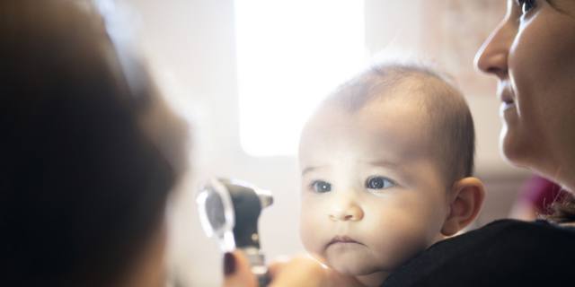 A cosa serve e come si fa l’esame del riflesso rosso al neonato