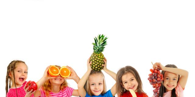 Abitudini alimentari: i bambini che aiutano in cucina apprezzano maggiormente frutta e verdura