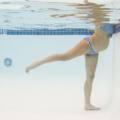 L'acquagym è un'attività indicata in qualsiasi fase della gravidanza, purché si abbia il parere positivo del ginecologo. Ecco quali sono gli esercizi di acquagym più indicati in gravidanza