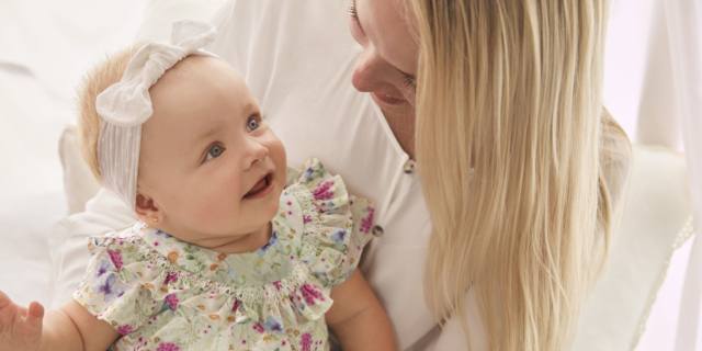 Bimba di 4 mesi che sfugge lo sguardo: come capire se qualcosa non va?