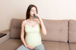 L'Agenzia italiana del farmaco ha dato precise indicazioni per la cura dell'asma in gravidanza. Ecco quali farmaci prendere