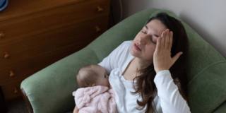 La presenza di ingorgo mammario può rendere difficoltoso allattare il piccolo al seno. Ecco come allattare con ingorgo mammario