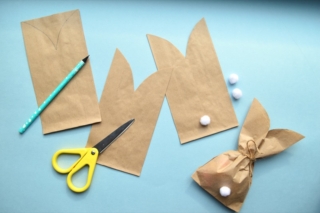Easter bunny gift bags. Instruction manual. DIY paper crafts with your own hands together with children. A gift for the Easter holiday. A creative idea. Easter bunny gift bags. Instruction manual. DIY paper crafts with your own hands together with children. A gift for the Easter holiday. A creative idea.