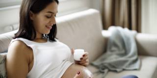 Le smagliature in gravidanza si formano soprattutto su addome, seno e fianchi
