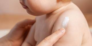 Contro i disturbi della pelle nei bambini servono prodottti specifici studiati per la prima infanzia. Sono da evitare i prodotti per adulti, sebbene delicati e naturali, perché inadatti