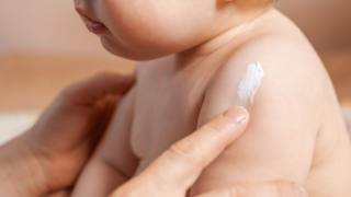 Contro i disturbi della pelle nei bambini servono prodottti specifici studiati per la prima infanzia. Sono da evitare i prodotti per adulti, sebbene delicati e naturali, perché inadatti