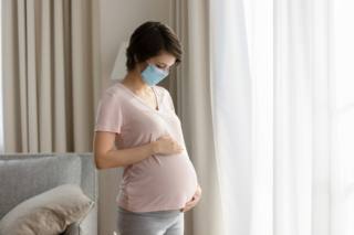 Donna con covid in gravidanza corre più rischi per la propria salute e per quella del suo bambino