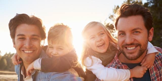 Figli coppie gay, cosa cambia dopo il no del centrodestra al regolamento Ue