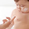 Applicare il No Talco linea mammababy protegge la pelle dal sudore dei bambini