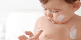 Applicare il No Talco linea mammababy protegge la pelle dal sudore dei bambini
