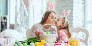 I lavoretti di Pasqua sono molti apprezzati dai bambini che si divertono a preparare cestini e a dioingere le uova insieme alla mamma