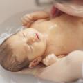 Il bagnetto del bebè è un momento importante non solo per l'igiene, ma anche per il rapporto che si crea con il neonato