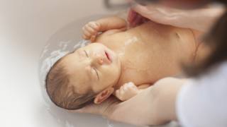 Il bagnetto del bebè è un momento importante non solo per l'igiene, ma anche per il rapporto che si crea con il neonato