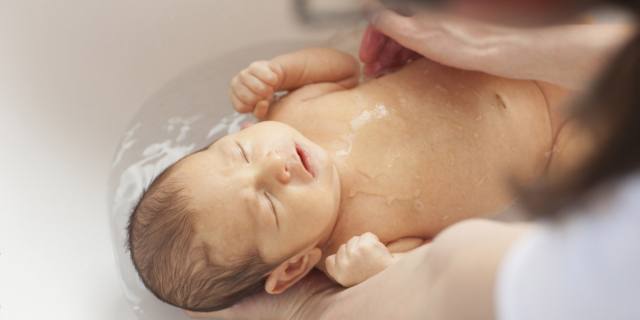 Bagnetto al neonato: 10 risposte ai dubbi delle mamme