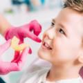 Per correggere meglio eventuali difetti del palato, malocclusioni e crescita di denti storti è bene mettere l'apparecchio denti per bambii già verso i 4 anni