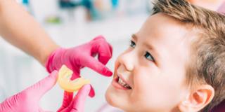Per correggere meglio eventuali difetti del palato, malocclusioni e crescita di denti storti è bene mettere l'apparecchio denti per bambii già verso i 4 anni