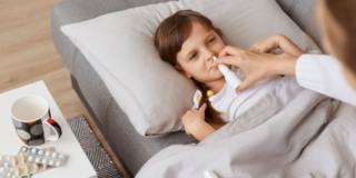 Per aiutare i bambini a respirare bene e a dormire meglio basta uno spray nasale a base salina, senza bisogno di utilizzare quelli medicati