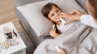 Per aiutare i bambini a respirare bene e a dormire meglio basta uno spray nasale a base salina, senza bisogno di utilizzare quelli medicati