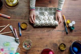 uova decorate con pennarelli e tempera