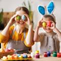Le uova di Pasqua decorate sono di grande effetto cone centrotavole, inoltre colorare le uova è di grande divertimento per i bambini.