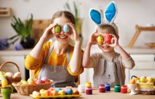 Le uova di Pasqua decorate sono di grande effetto cone centrotavole, inoltre colorare le uova è di grande divertimento per i bambini.
