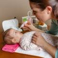 I lavaggi nasali sono molti utili per tenere pulite le prime vie respiratoria del neonato e del bambino. Ecco come eseguirli in modo corretto e quali prodotti usare