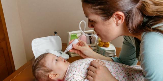 Lavaggi nasali al neonato e al bambino: quando iniziare e come farli