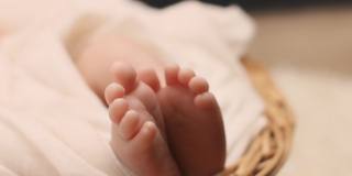 Neonato abbandonato: perché è importante non giudicare la mamma