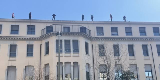 Sette Spiderman consegnano 100 uova di Pasqua ai piccoli pazienti della Clinica De Marchi di Milano