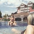 Al Cavallino Bianco Family Spa Grand Hotel ci si può rilassare e rinfrescare in una delle tante piscine esterne e interne godendo del panorama mozzafiato delle Dolomiti