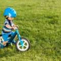 Non c'è un età precisa per insegnare ai bambini ad andare in bicicletta. Importante è rispettare i loro tempi, non forzarli, sostenendoli sempre e incoraggiandoli